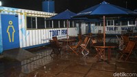 Kondisi hujan juga membuat rest area ini semakin becek.