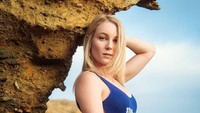 Gaya cantik Lisa di Laguna Beach, California. Gadis 25 tahun asal Kanada ini senang traveling dan berpose fit dan seksi (lisapeachy/Instagram)