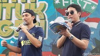 Dalam salah satu sesi, Vincent dan Desta mengingatkan untuk selalu makan sayur tiap hari. Porsi yang terbatas tak jadi masalah karena bisa terus bertambah seiring rutinitas. (dok. Rosmha Widiyani/detikHealth)