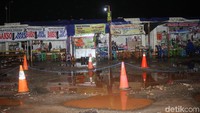 Para pedagang yang berjualan di rest area ini juga harus becek-becekan.