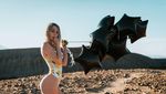 Foto Gaya Liburan Selebgram Seksi Lisa Vannatta
