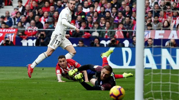 Gareth Bale membobol gawang Atletico Madrid usai menerima umpan Luka Modric.