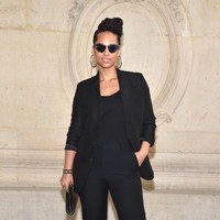 Alica Keys di fashion show Dior saat Paris Fashion Week Fall 2018. Bahkan di acara mode paling berprestise, Alicia tetap percaya diri tampil tanpa makeup. (Foto: Getty Images)