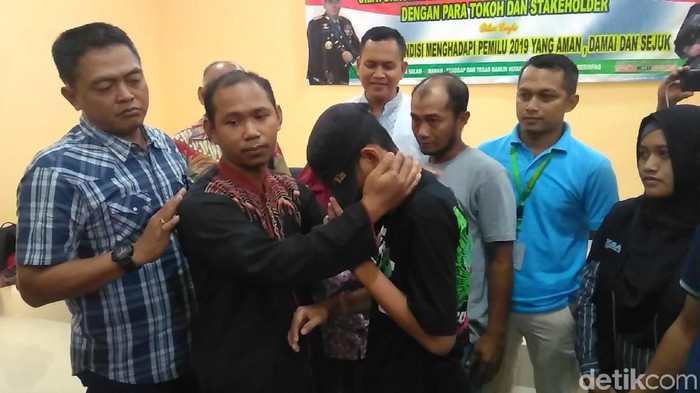 Siswa tantang guru minta maaf di kantor polisi. Foto: Deny Prastyo Utomo Siswa tantang guru minta maaf di kantor polisi. Foto: Deny Prastyo Utomo