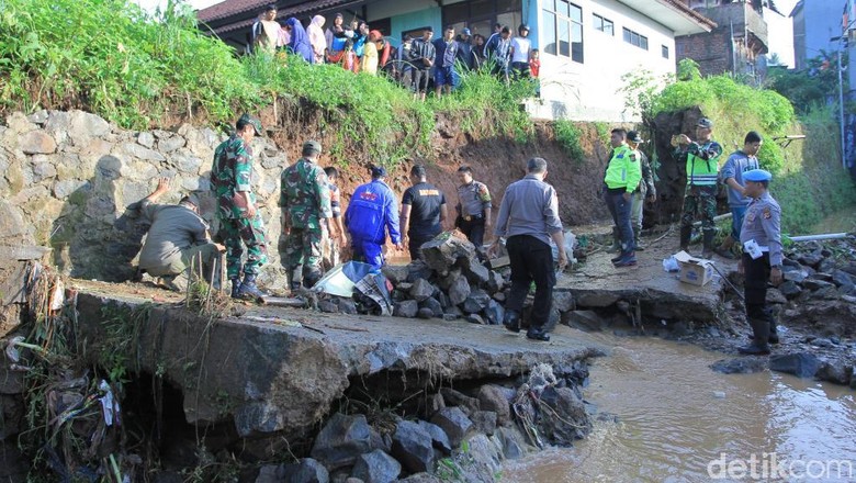 Detik-detik Tanggul Jebol di Pasirjati yang Tewaskan 3 Orang Detik-detik Tanggul Jebol di Pasirjati yang Tewaskan 3 Orang