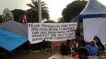 Potret Eks Pekerja PT Freeport 6 Hari Nginap di Depan Istana