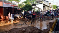 Warga juga sudah memenuhi jalanan dekat lokasi tanggul jebol yang menimbulkan korban jiwa dan beberapa rumah hancur.