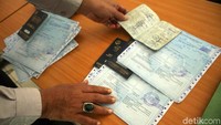 Nampak bukti tilang yang menumpuk menghiasi kantor jembatan timbang ini.