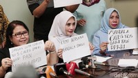 Bersama kuasa hukum Mandala Shoji, Deanova berharap sang suami tetap bisa menjadi caleg. Foto: Istri Mandala Shoji (Hanif/detikHOT)