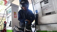 Pertamax disesuaikan dari Rp 10.200 menjadi Rp 9.850 per liter.