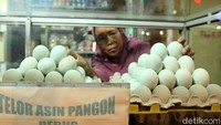 Para pedagang yang masih berjualan juga mengakui turunnya penghasilan mereka.