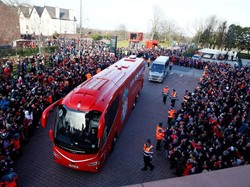 Para fans Liverpool sudah menunggu bus tim yang mengantarkan para pemain memasuki Stadion Anfield. (Jason Cairnduff/Reuters)