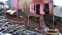 Beginilah penampakan rumah yang porak poranda di Komplek Jatiendah Regency, Dusun Pasir Jati, Desa Jatiendah, Kecamatan Cilengkrang, Bandung, Minggu (10/2/2019).