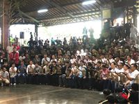 Pecah! Marquez Bergoyang, Menyanyi, dan Main Angklung di Bandung
