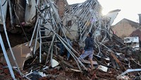 Beginilah kondisi rumah yang porak-poranda tak berbentuk menjadi korban tanggul jebol pasirjati, Bandung, Jawa Barat. Sebagian rumah berada dekat dengan aliran sungai.