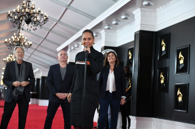 Beberapa hari sebelum Grammy Awards ke-61 digelar malam ini, Minggu (10/2/2019), di Stapes Center, Los Angeles, California, Amerika Serikat, Alicia menghadiri pembukaan karpet merah ajang musik bergengsi tersebut. Ia menjadi perempuan pembawa acara (host) pertama di Grammy setelah 14 tahun lalu Queen Latifah mendapat mandat yang sama. Akan kah Alicia tampil tanpa makeup lagi? (Foto: Getty Images)