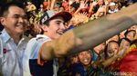 Seru! Marquez Menari dan Main Angklung di Saung Mang Udjo