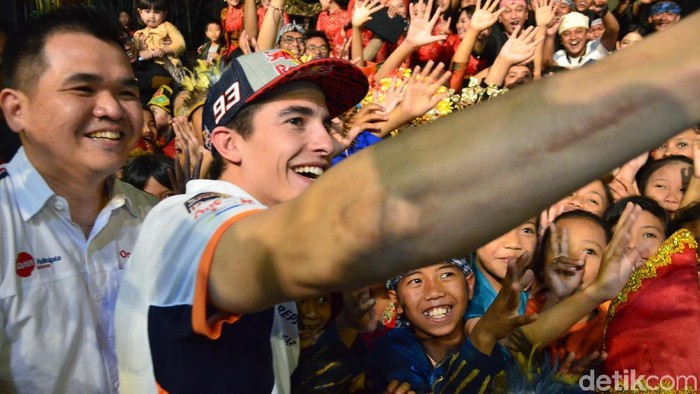 Juara Dunia MotoGP Marc Marquez mengunjungi saung Mang Ujo di Bandung Jawa Barat Minggu (10/2). Begini aksinya saat bermain angklung.