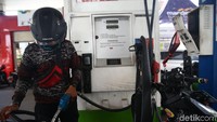 Setelah Shell dan VIVO, kini giliran PT Pertamina (Persero) memangkas harga bahan bakar minyak (BBM) non penugasan. BUMN migas ini memangkas harga bensin Pertamax cs hingga Rp 800/liter.