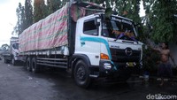 Di Pantura, mereka juga bisa beristirahat sambil membersihkan truk mereka.