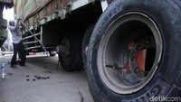 Mereka juga bisa leluasa mengganti ban yang rusak.