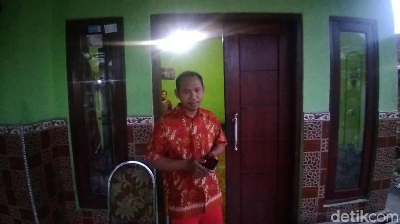 Guru yang Ditantang Siswanya Dikenal Sebagai Takmir Merangkap Muazin Guru yang Ditantang Siswanya Dikenal Sebagai Takmir Merangkap Muazin