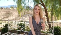 Lisa berwisaka ke perkebunan anggur di Temecula, California . Dia mencoba winetasting di sana (lisapeachy/Instagram)