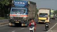Selain kecil, pengendara roda dua yang ugal-ugalan juga sedikit menyulitkan sopi truk.