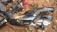 Tidak hanya rumah. Sepeda motor milik warga juga tertimbun tanah. (Foto: dok. Kantor SAR Jabar)