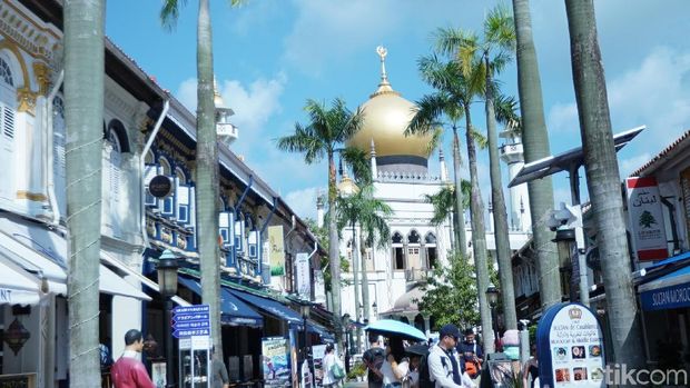 Asyik Banget, d'Traveler Jalan-jalan Keliling Singapura
