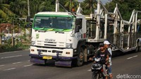 Belum lagi pengendara motor yang suka berputar atau menyebrang jalan Pantura tanpa melihat-lihat.