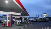 Sejak Tol Trans Jawa beroperasi, kini SPBU dengan fasilitas lengkap ini hanya dikunjungi oleh warga sekitar.