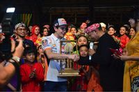 Pecah! Marquez Bergoyang, Menyanyi, dan Main Angklung di Bandung