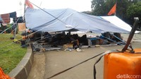 Sementara itu, setiap 2 tahun pekerja melalui serikat pekerja berunding dengan PT Freeport terkait kesejahteraan para pekerja, tentang aturan-aturan. Perundingan itu kemudian menghasilkan beberapa kesepakatan dan aturan yang harus diikuti bersama, baik pekerja maupun pihak PT Freeport.