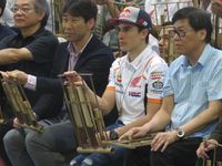 Marquez bermain angklung. 