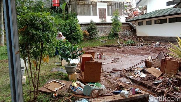 Balai Proteksi Perkebunan Jabar Rusak Diterjang Air Tanggul Jebol