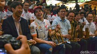 Marquez nampak menikmati permainan angklung ini.