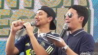Duo Vincent dan Desta saat ditemui dalam acara ulang tahun Badan Pengawasan Obat dan Makanan (BPOM), Minggu (10/02/2019). Keduanya kelihatan semangat dan profesional meski bekerja di akhir pekan. (dok. Rosmha Widiyani/detikHealth)