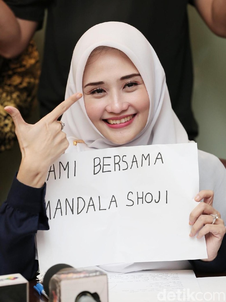 Istri Mandala Shoji Mengadu ke Amien Rais Istri Mandala Shoji Mengadu ke Amien Rais