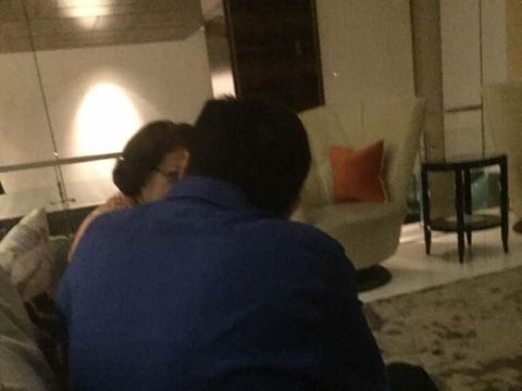 Foto pertemuan Elza dengan Novanto (berkemeja biru tua).