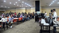 Dalam kesempatan tersebut, Jokowi meninjau sejumlah kelas yang diadakan. Di salah satu kelas, yakni kelas kopi, Jokowi bahkan turut serta sebagai peserta. (Foto: Biro Pers Setpres)