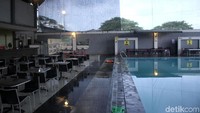 Tak hanya itu fasilitas kolam renang juga cukup memanjakan pelanggannya.
