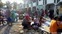 Promosikan Pecel MangunsumanRatusan Pincuk Nasi Pecel Dibagikan Gratis  