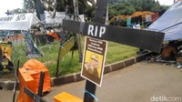 Selain di depan Istana, massa aksi juga sempat melakukan aksi dan menginap di depan Kantor Kementerian Ketenagakerjaan, namun belum ada tindaklanjutnya.