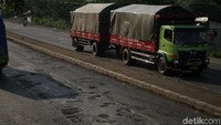 Kasus kecelakaan lalu lintas yang sering terjadi juga ditenggarai akibat lubang yang cukup dalam di jalur ini.