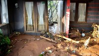 Lumpur sisa banjir masih memenuhi badan jalan dan tak sedikit pula rumah yang terendam lumpur seperti ini.