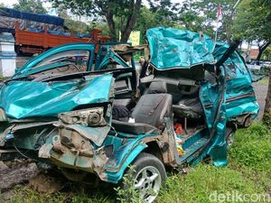 Truk Tabrak Mobil di Hutan Baluran, 2 Tewas 9 Luka
