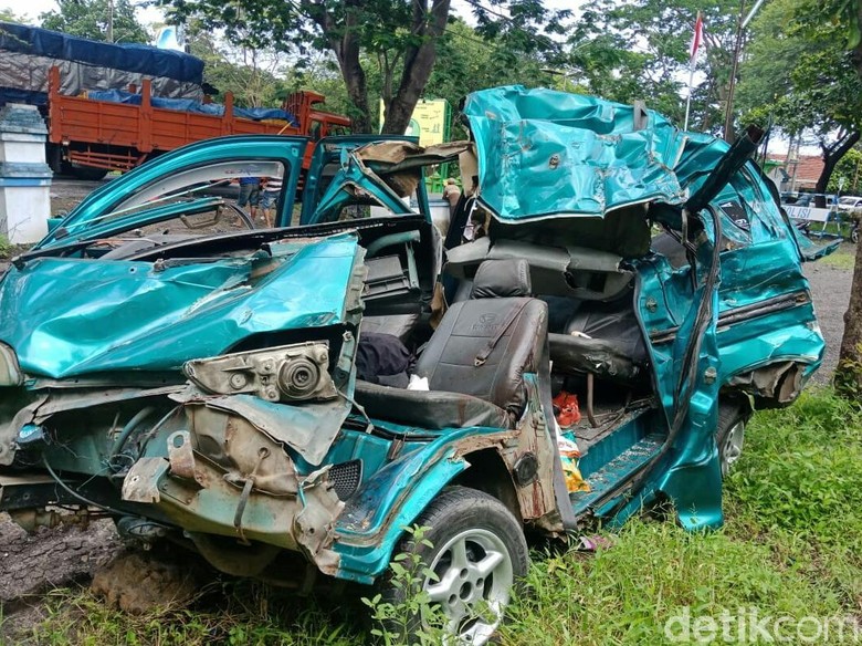 Truk Tabrak Mobil Di Hutan Baluran 2 Tewas 9 Luka