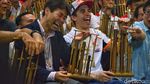 Seru! Marquez Menari dan Main Angklung di Saung Mang Udjo