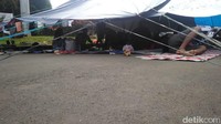 Massa aksi mendirikan tenda dan berdiam di dalam tenda.